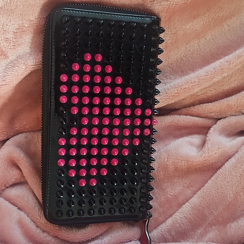 Christian Louboutin. Heart Loubiposh Valentines Black. - Picture 2 of 8